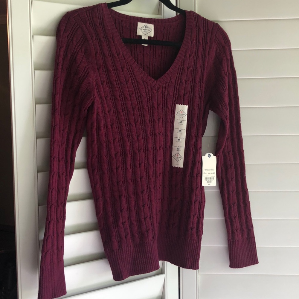 Burgundy V-neck cable sweater Women’s Med